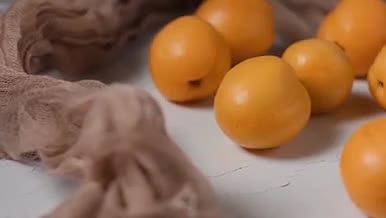 4k夏季新鲜水果杏儿杏子生果实拍视频的预览图